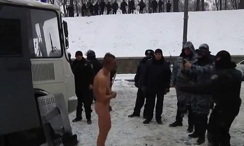 Скандално: Украински милиционери издевателстват над гол арестант (ВИДЕО 18+)