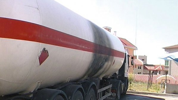 Цистерна с газ се преобърна, шофьорът загина