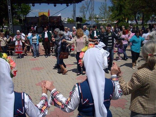 Голямо поморийско хоро се изви за Гергьовден