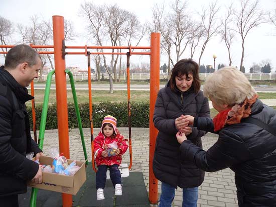 По традиция ГЕРБ-Бургас раздаде стотици мартеници в областта