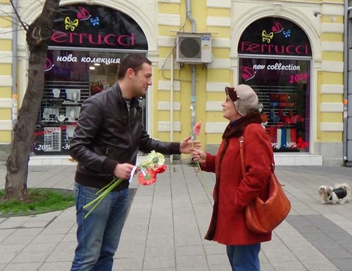 ГЕРБ-Бургас подари цветя на дамите в областта за 8 март