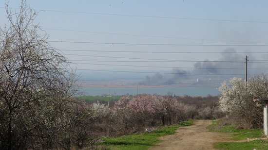 Пламъци покриха Долно Езерово и Лукойл 