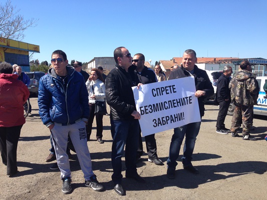 Снимки от верижния протест по Черноморието