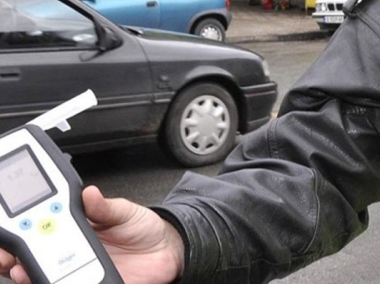 Пиян поляк се опитва да маневрира в Меден рудник, ядосва се на полицаите