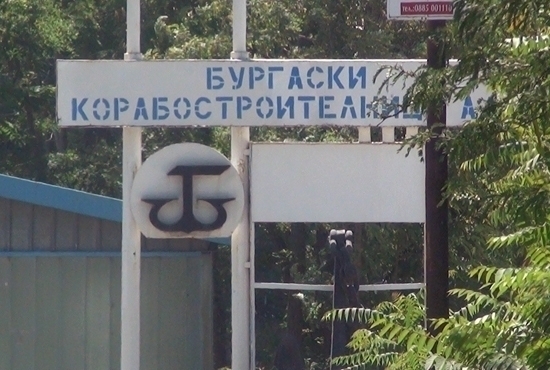 Банда майки с деца на лов за метали в Корабостроителницата 