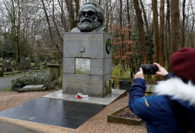 Атакуваха с чук надгробния паметник на Карл Маркс