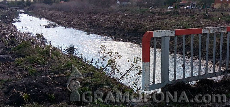 В Полски извор се разминаха на косъм от ново бедствие, каналът преля