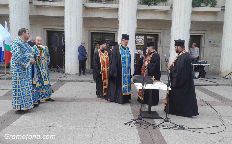 Честването на Съединението в Бургас започна с молитва в памет на загиналите в Царево