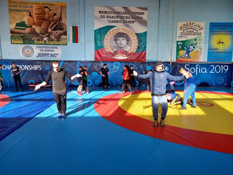 Държавният личен шампионат събира в бургаската зала „Бойчо Брънзов“ цвета на родната борба при кадетите