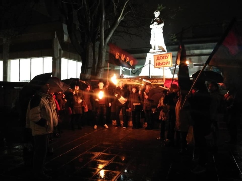 Изгориха копие на Ньойския договор в центъра на Бургас