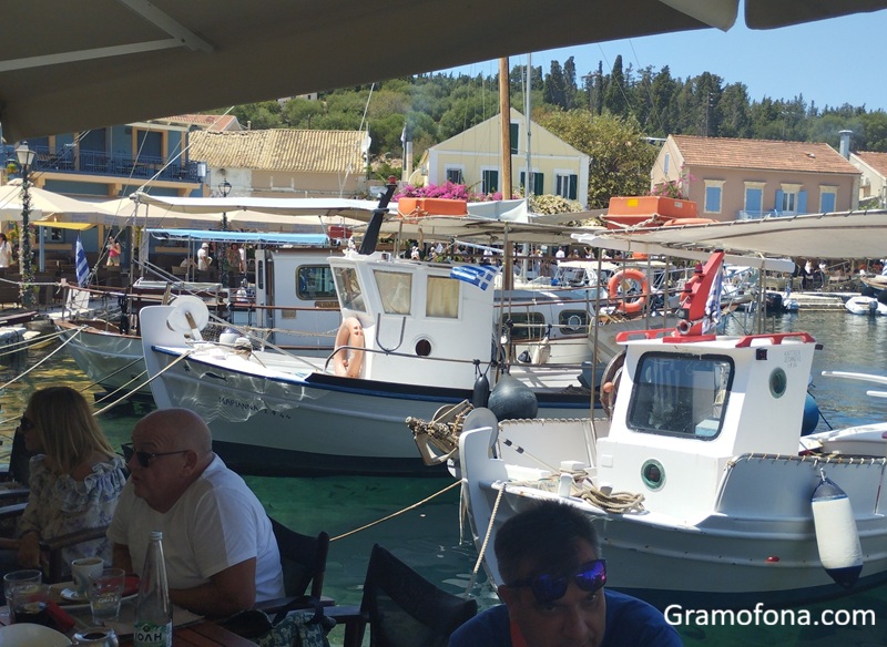 Гърция отбеляза Великден с фойерверки, шествия и летящи фенери