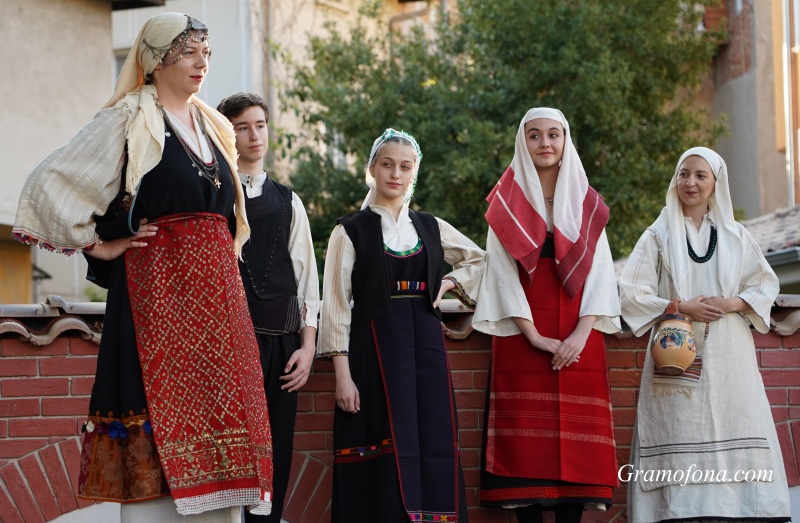 Популярни бургаски лица дефилираха в народни носии в Нощта на музеите (СНИМКИ)