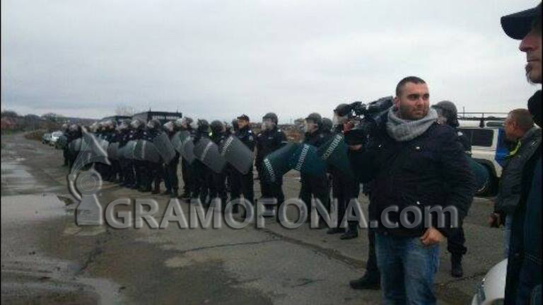 Тежковъоръжена Жандармерия блокира входа на ромската махала в Дебелт