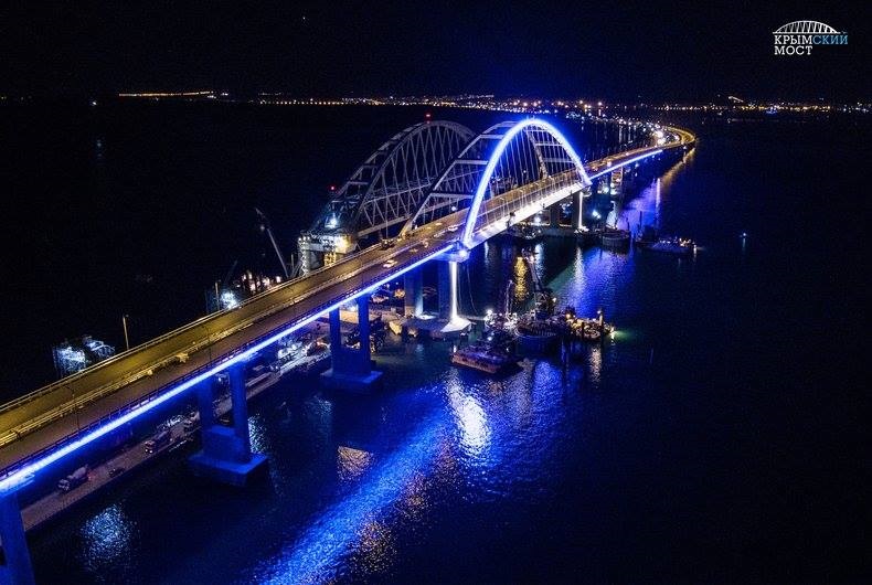 Кримският мост е открит за автомобилно движение