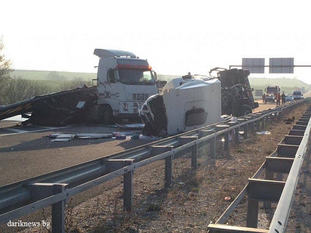 Шофьор загина при катастрофа между два камиона