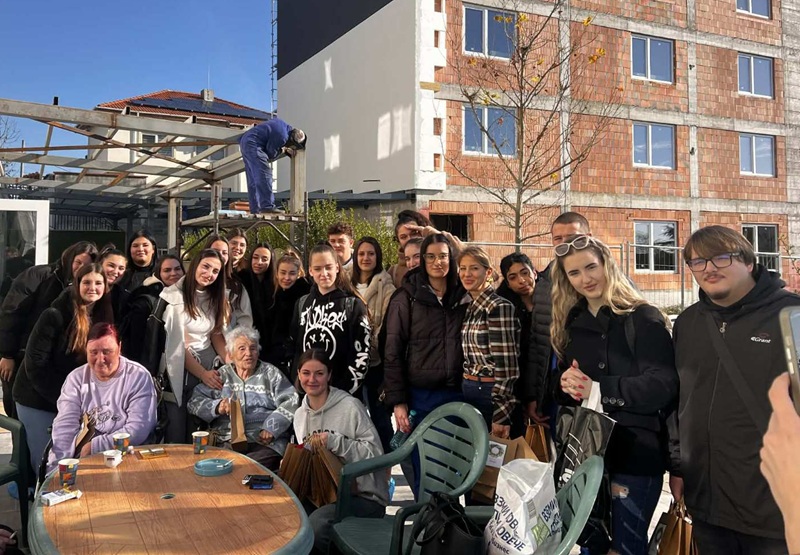 Ученици от СУ „Иван Вазов“ посетиха хоспис „Света Анна“ в с. Лъка