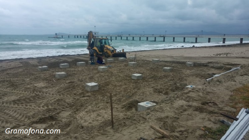 Бетонни основи на бургаския плаж, какво ще се строи