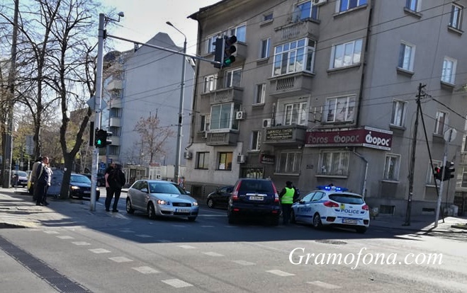 Джип блъсна жена на пешеходна пътека в Бургас