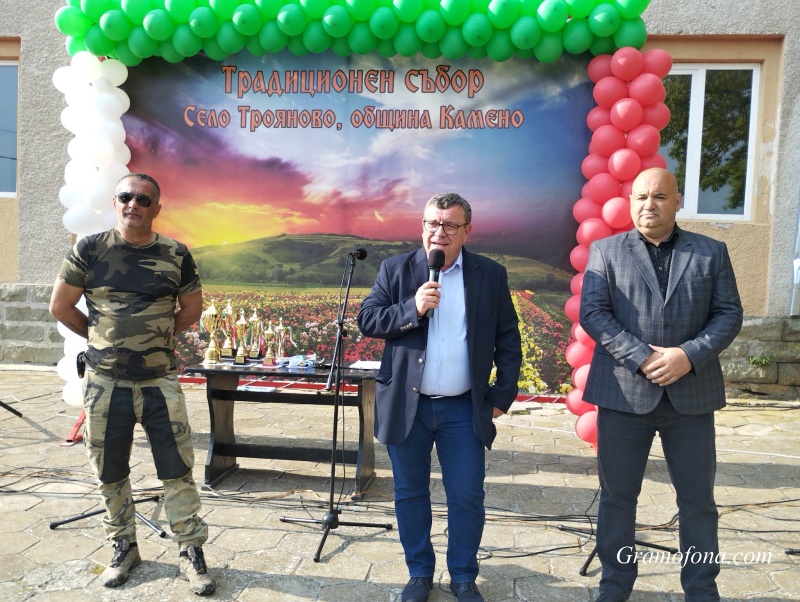 Трояново празнува с офроуд състезание, коледари и нестинари