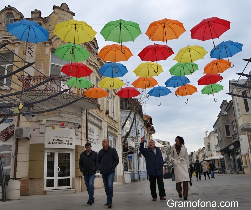 Разноцветни чадъри събират погледите по Богориди (СНИМКИ)