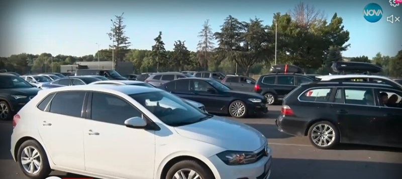Километрични опашки от коли по границата заради завръщането на гастарбайтерите