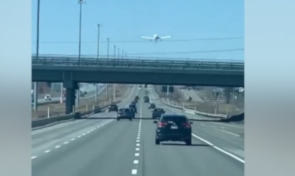 Самолет се приземи на магистрала до канадски град