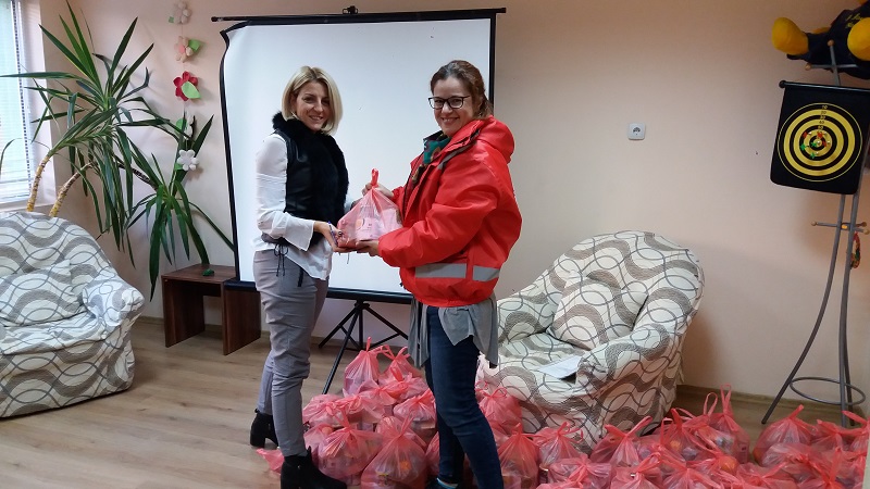 200 хранителни пакета бяха раздадени на деца в риск в Бургас