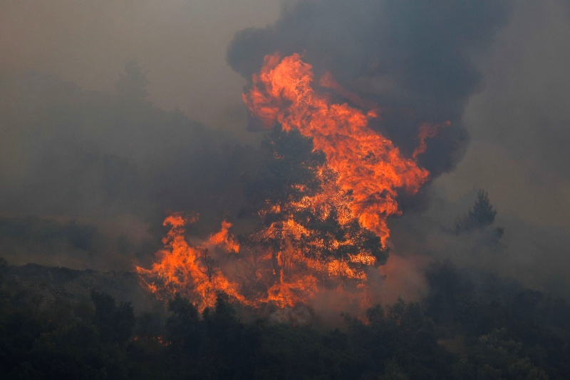 Нови горски пожари избухнаха край Атина