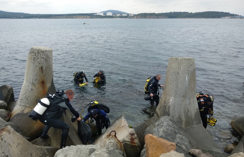 Водолази почистиха морското дъно край остров Света Анастасия