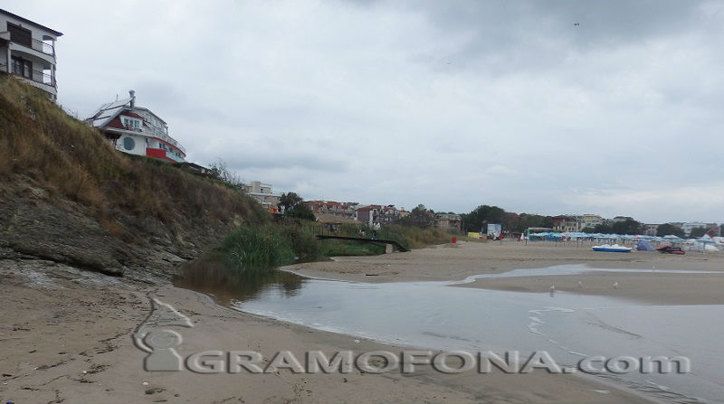 Проверяват чиста ли е водата в морето