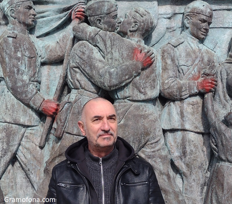 Това паметник на Альоша ли е или на Сталин