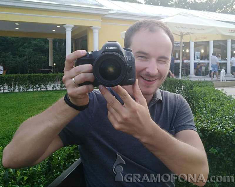 Руски фотограф си облиза пръстите в Бургас