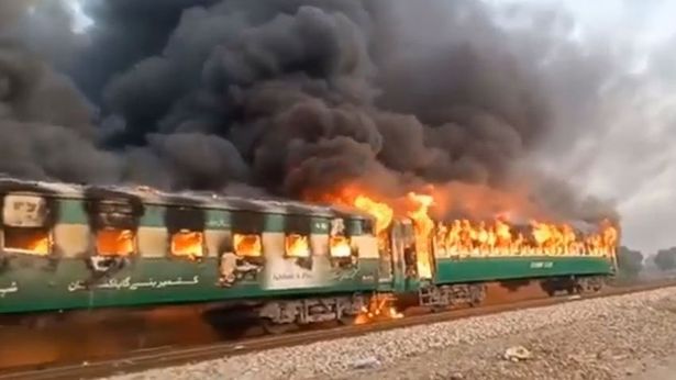 Ужас в Пакистан: 65 жертви при пожар във влак
