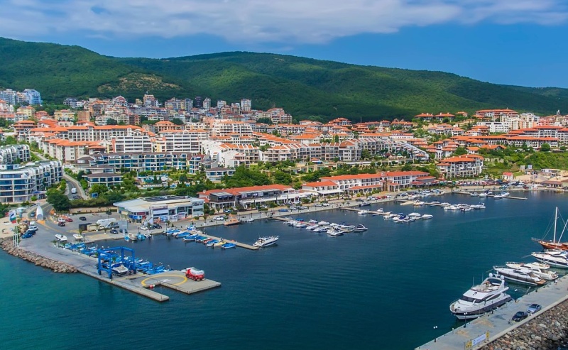 Младеж обра ресторант на пристанище Марина Диневи