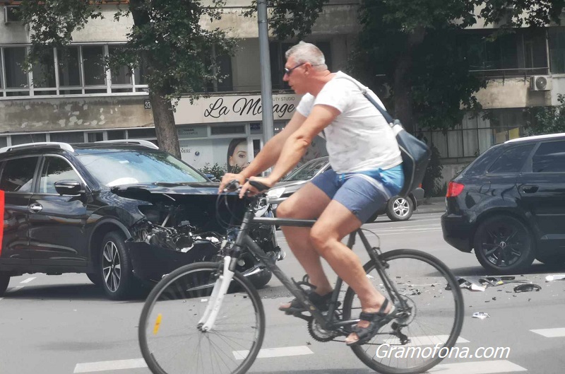 Ауди и Нисан се размазаха до „Народен юмрук“