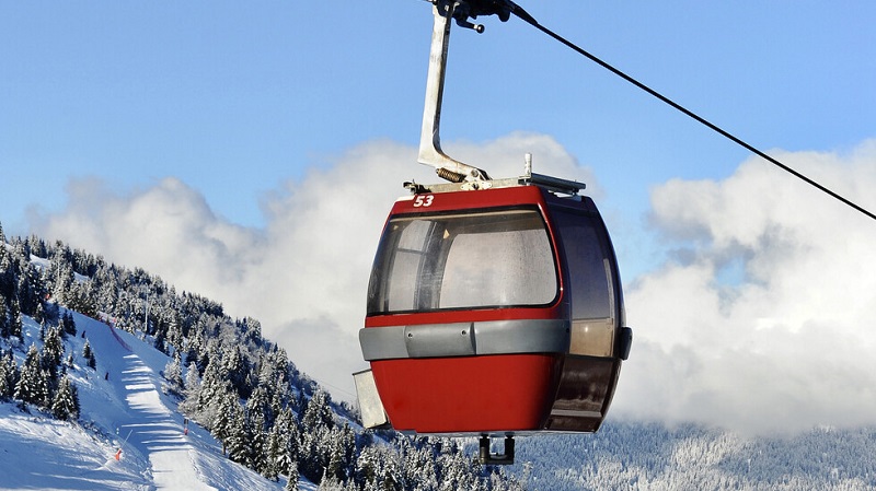 Пиян мъж изпочупи кабинки на въжения лифт в Боровец