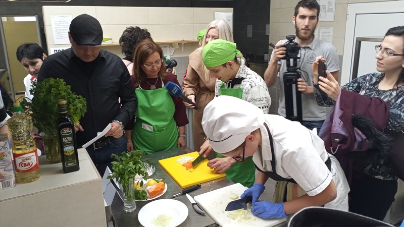 Бургаски деца готвят под зоркия поглед на шеф Манчев
