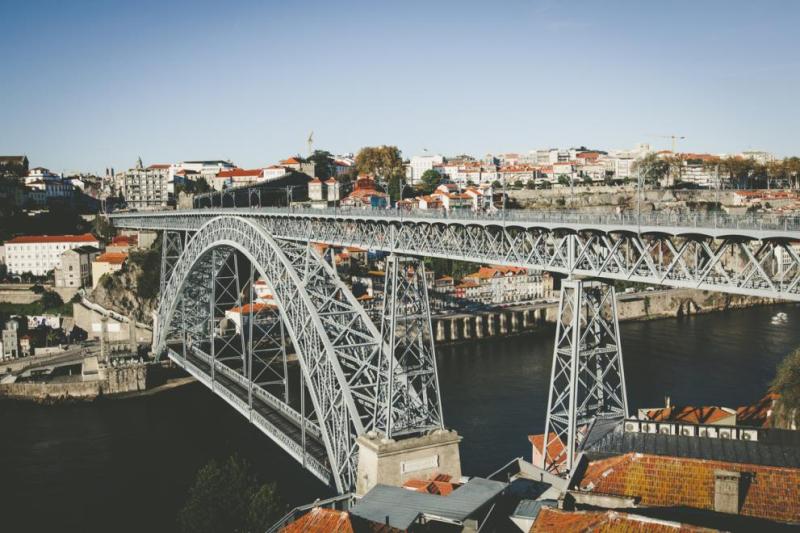 Пияно голо момиче скочи от 45-метров мост в Португалия 
