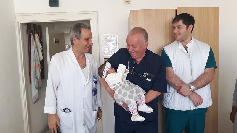 Лекари от УМБАЛ Бургас спасиха живота на 4-месечно бебе с уникална и сложна операция