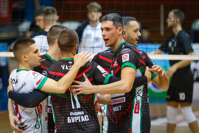Нефтохимик постигна втора поредна победа с 3:0 в Суперволей