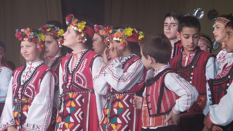 Стотици на крака след танцов спектакъл в Камено