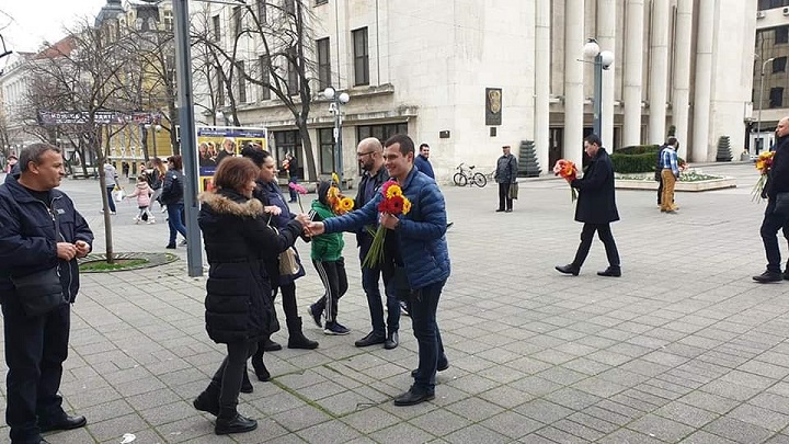 ГЕРБ спазиха традицията и зарадваха дамите с цветя в Бургас за 8 март 