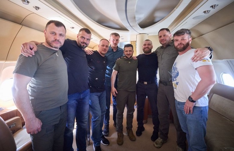 Петима от командирите на полка Азов се върнаха в Украйна