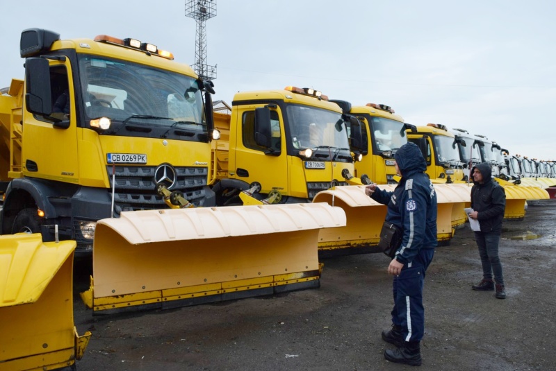 Фирмите за зимна поддръжка в Бургас са готови да ловят снежинките