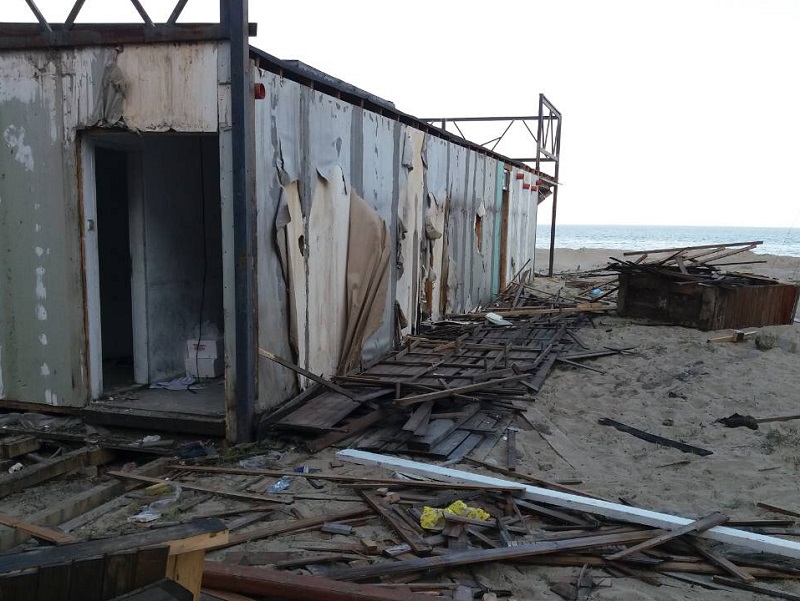 Голямото разчистване в Слънчев бряг продължава, събориха незаконен бар и ресторант