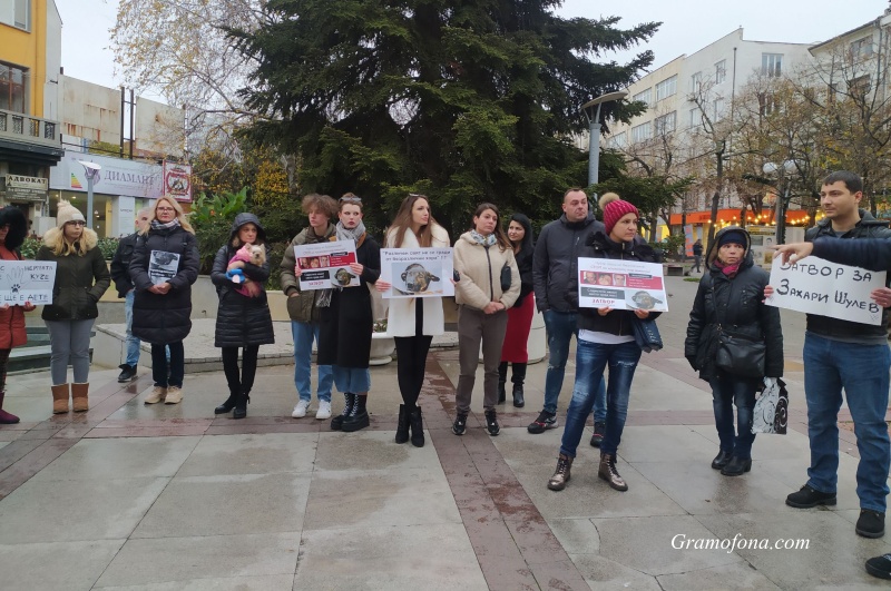 Протестиращи в Бургас поискаха затвор за Захари Шулев
