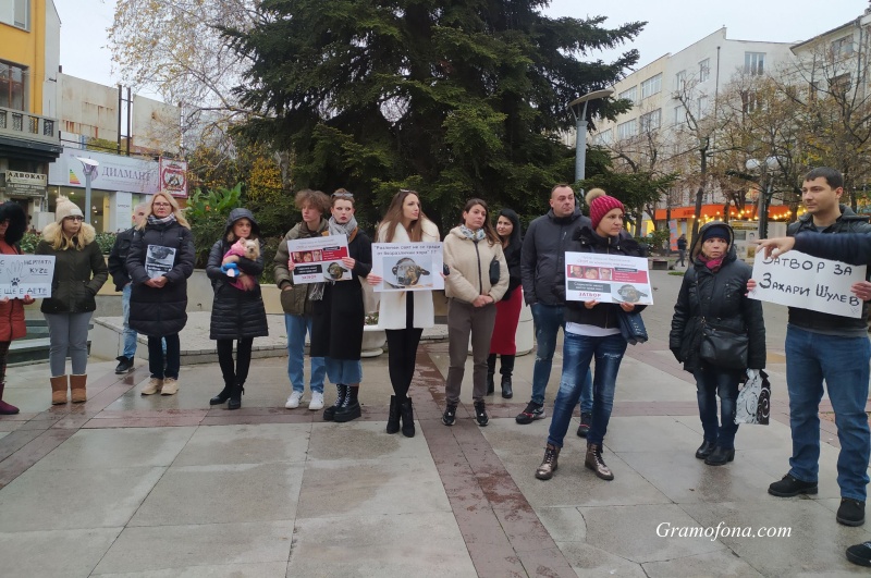 Протестиращи в Бургас поискаха затвор за Захари Шулев