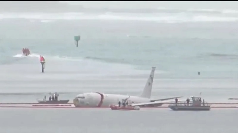Самолет пропусна писта и падна в залив край Хавайските острови, 9 души стигнаха до брега 