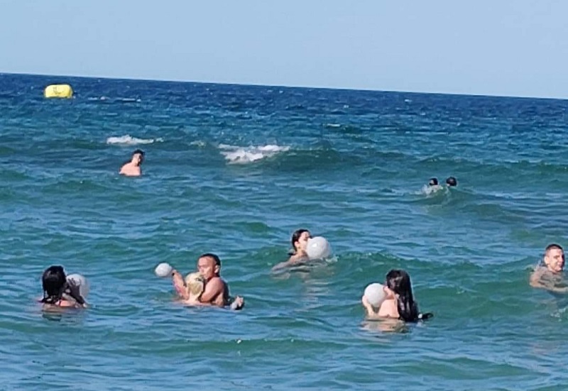 Опасна мода: Летовници дишат балони в морето