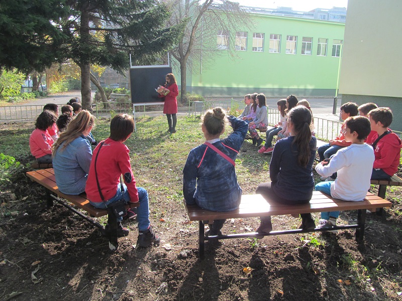 Класна стая на открито посреща учениците на бургаско школо